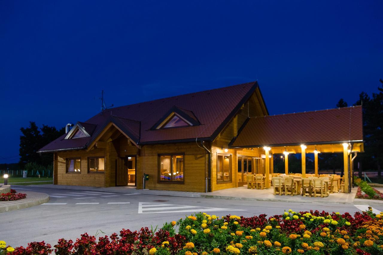 Holiday Park Macola Грабовац Екстериор снимка